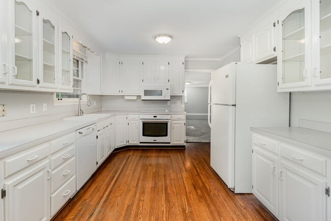 Building Photo - Affordable in Oak Hill/Green Hills - Now Available!