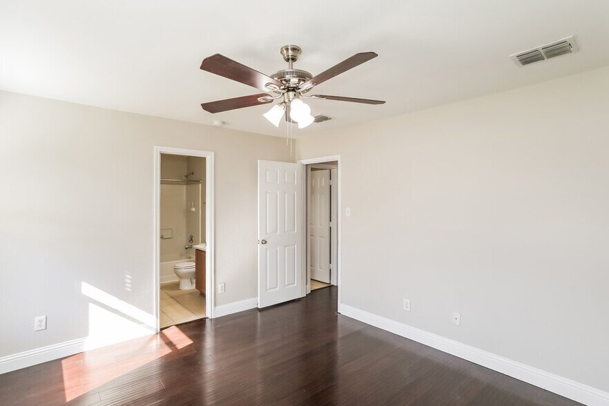 Building Photo - 1428 Waterford Dr