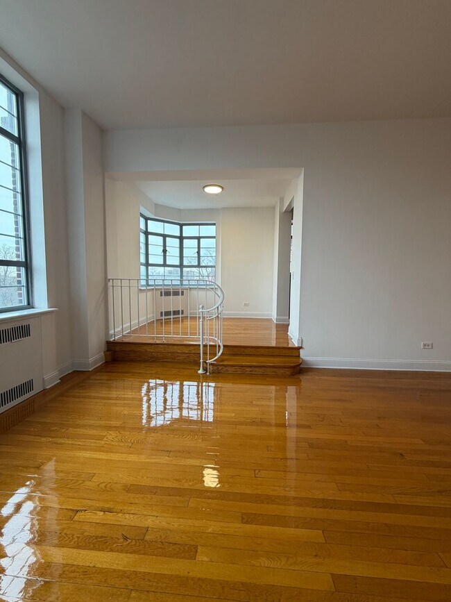 Building Photo - Beautiful 3 bed 3 bath Apartment designed by Lead Architect Steward Wagner and Alfred Fellheimer ...