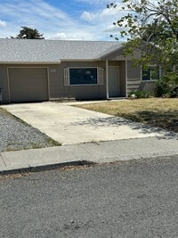 Building Photo - 3 Bedroom Home For Rent