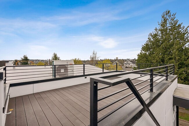 Building Photo - Judkin Parks Townhome
