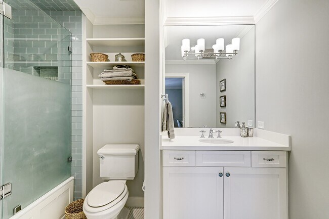 Building Photo - 2829 Sunset Blvd