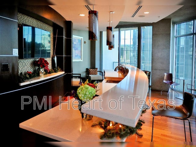 Building Photo - 360 Nueces St