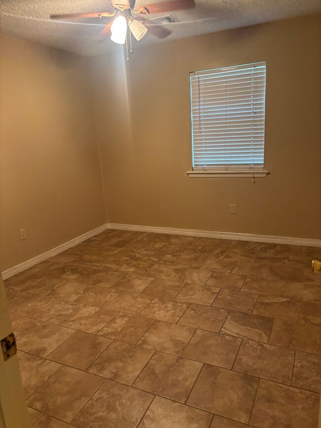 Building Photo - 2 Bedroom House in Pryor
