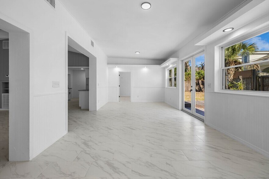 Building Photo - 2230 Sunset Ave