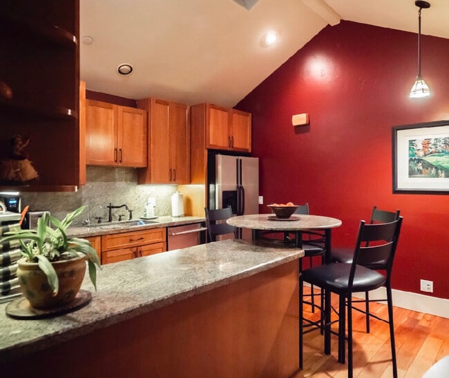 Great light and views of patio and gardens - 132 Anthony St