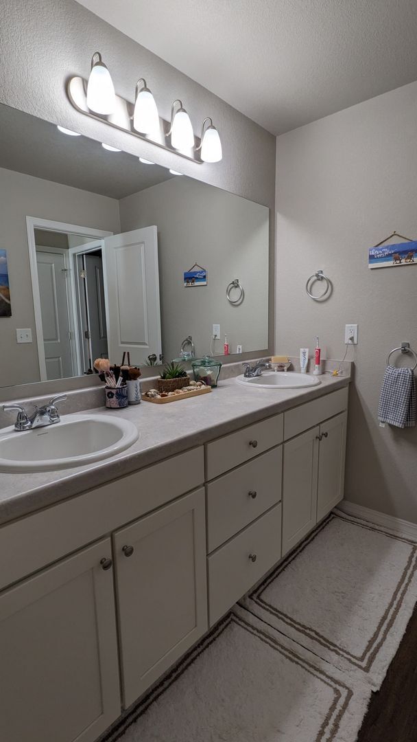 Building Photo - IMMACULATE 4 BED/2.5 BATH CUSTOM BUILT HOME IN SKYLINE RIDGE!