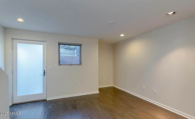 Building Photo - 525 W Lakeside Dr