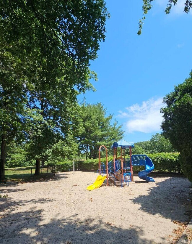 Building Photo - 109 Pointe Cir S