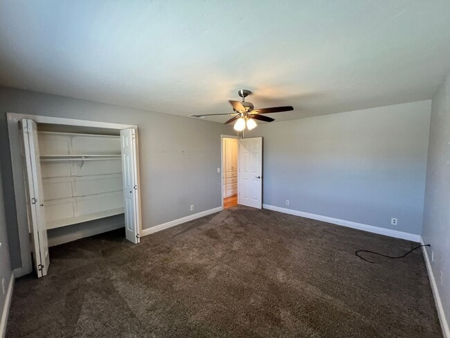 Building Photo - Stunning Country property in Oakdale!
