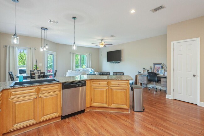 Building Photo - 406 Arbor Lake Dr