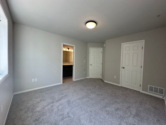 Building Photo - 4-Bedroom, 2-Bathroom Twin Home in South Fargo!
