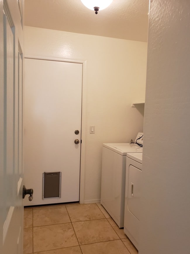 Building Photo - 1478 E Poncho Ln