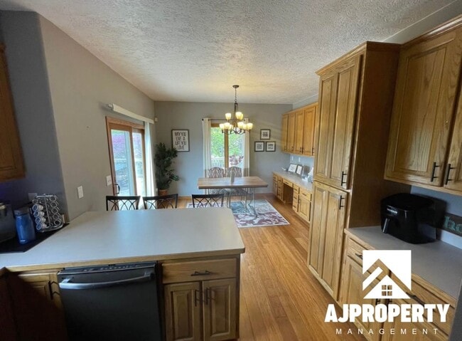 Building Photo - 3105 S Dawley Cir