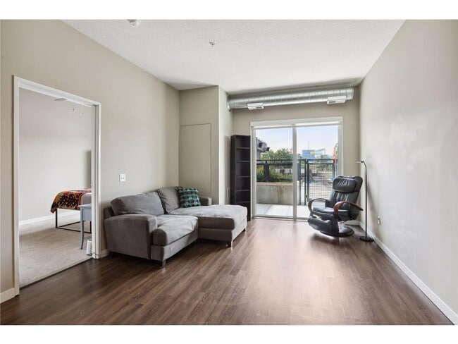 Building Photo - 401 SE Main St