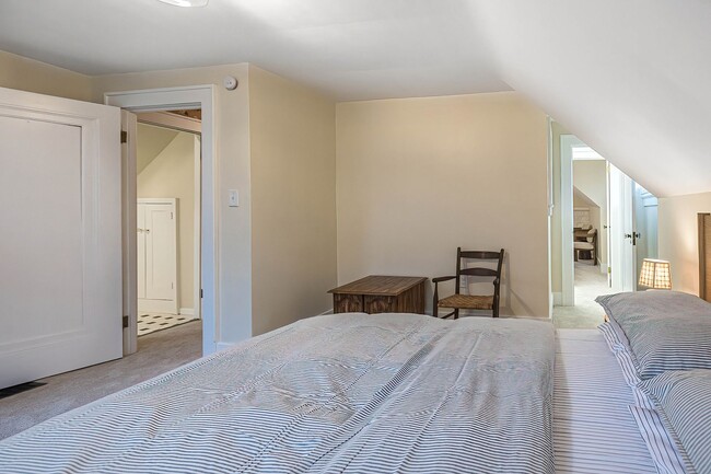 Building Photo - Quaint 4 bedroom Erie Home with Central Air & Garage Parking (Month to Month available)