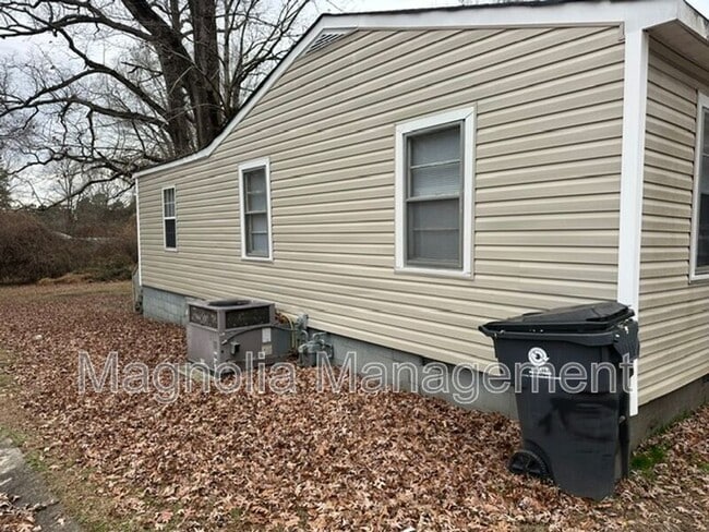 Building Photo - 922 E Andrews Ave