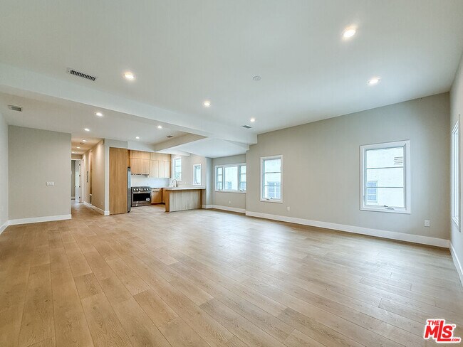 Building Photo - 150 N Arnaz Dr