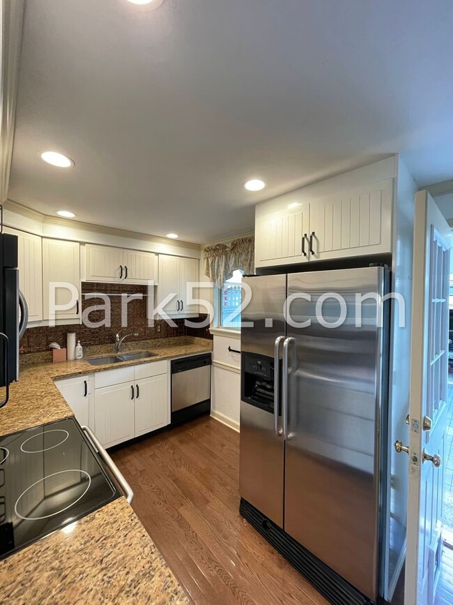 Building Photo - 2 Bedroom Tacoma Townhome