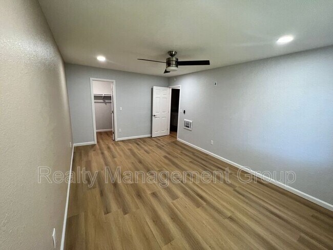 Building Photo - 1013 S Sunshine Ave