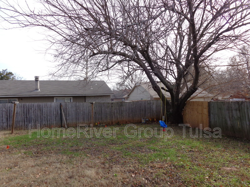 Building Photo - 7505 S Maple Ave