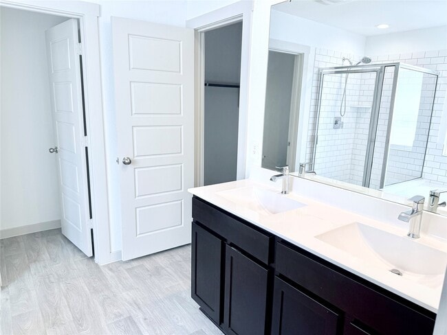 Building Photo - 2824 Gunnersbury Dr