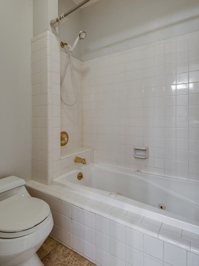 Building Photo - Beautiful Two Bedroom Green Hills Condo Wi...