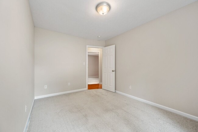 Building Photo - 4 Bedroom Home in Lynchburg