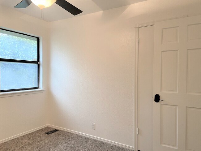 Building Photo - Spacious 3-Bedroom Home with Modern Amenit...