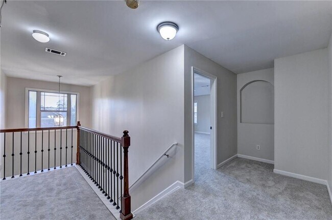 Building Photo - 522 Suwanee Oaks Dr NE