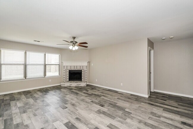 Building Photo - 5105 Raymond Dr