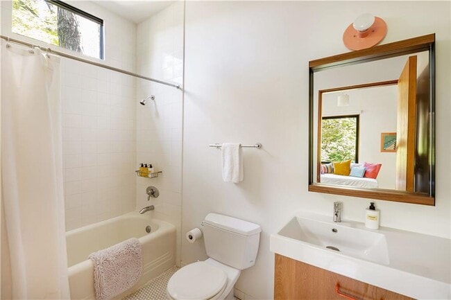 Building Photo - 515 Claire Dr NE