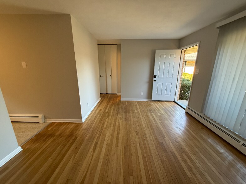 Building Photo - 652 E Main St