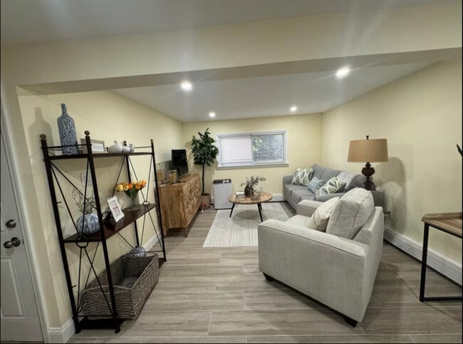 Building Photo - 9 Collingswood Dr