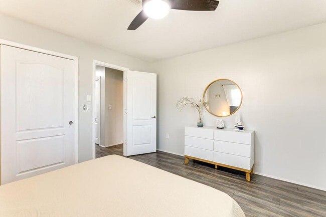 Building Photo - 3310 Siesta Dr