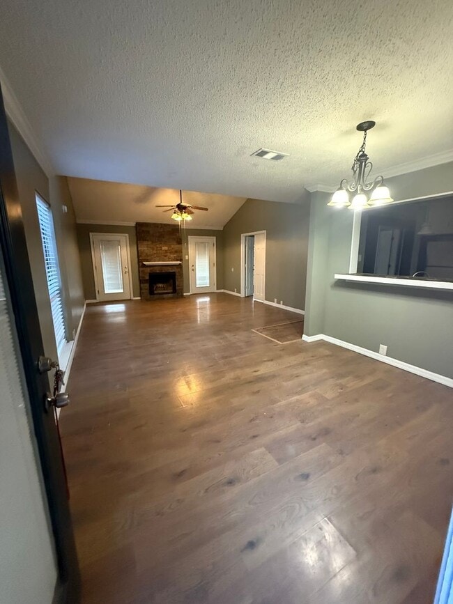 Building Photo - 3BD 2BA FLAT UPSTAIRS WITH HUGE BALCONY