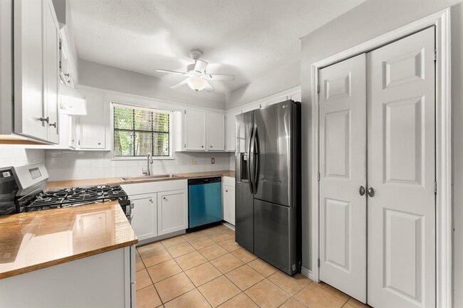 Building Photo - 25 Capewood Ct