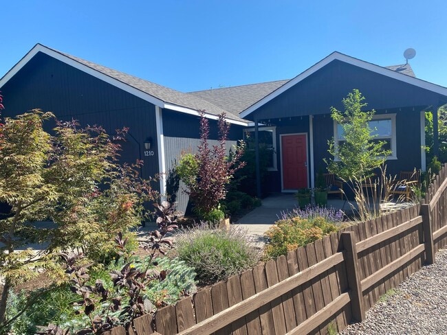 Single level home located in Redmond! RV ... - Single level home located in Redmond!  RV ...