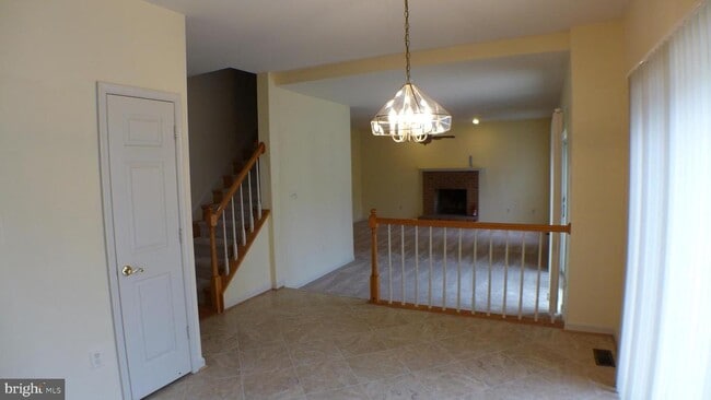 Building Photo - 10008 Manor Pl