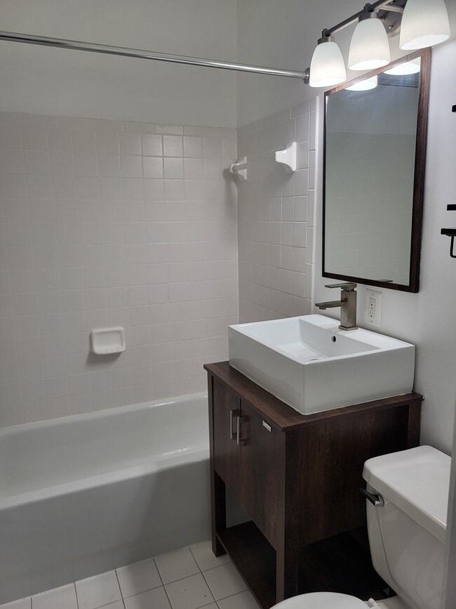 Building Photo - 1005 Chillum Rd