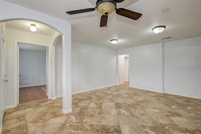 Building Photo - 811 W 7th St