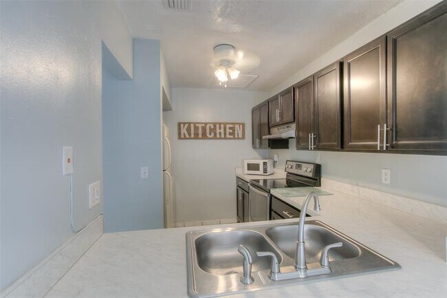 Building Photo - 2500 W 67th Pl