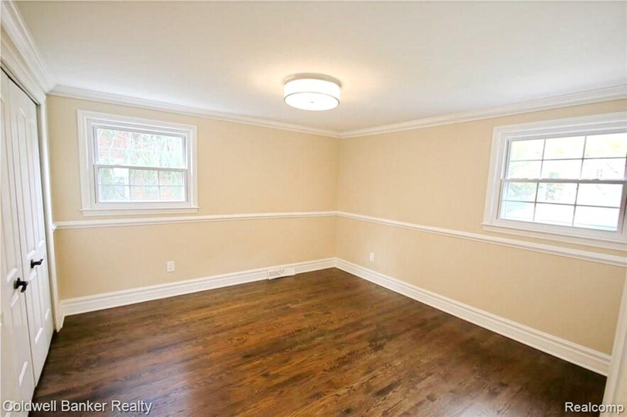 Building Photo - 669 Mohegan St