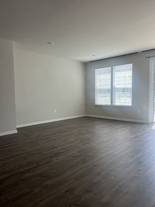 Building Photo - 1833 Sag Harbor Ln