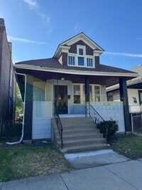 Building Photo - Updated Bungalow - 4Bed - Great location -...