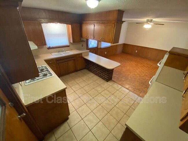 Building Photo - 6300 N Wildewood Dr