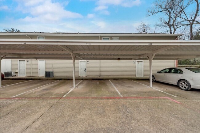 Building Photo - 8404 Forest Ln