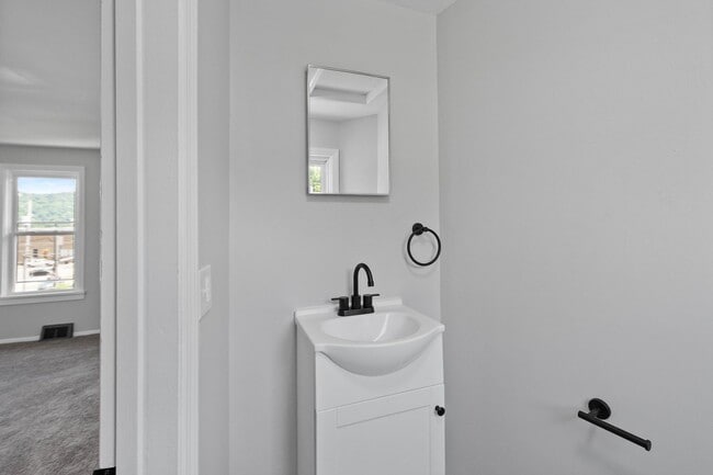 Building Photo - BLACK FRIDAY DEAL! SCORE 50% OFF 1ST MONTH'S RENT IF SIGNED BY NOV. 28! Beautiful 2 bedroom home ...