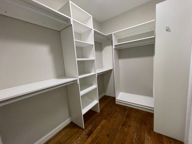 Building Photo - Amazing 5 Bedroom Craftsman-Style Home in Martinez!