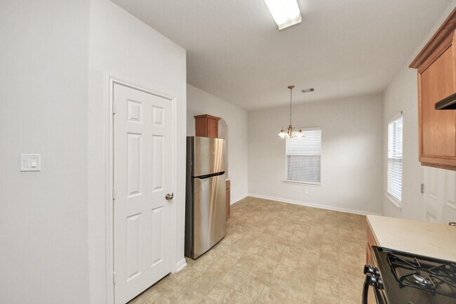 Building Photo - 6702 Albion Cresent Dr